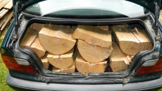 Șoferiță prinsă cu lemne furate în portbagaj