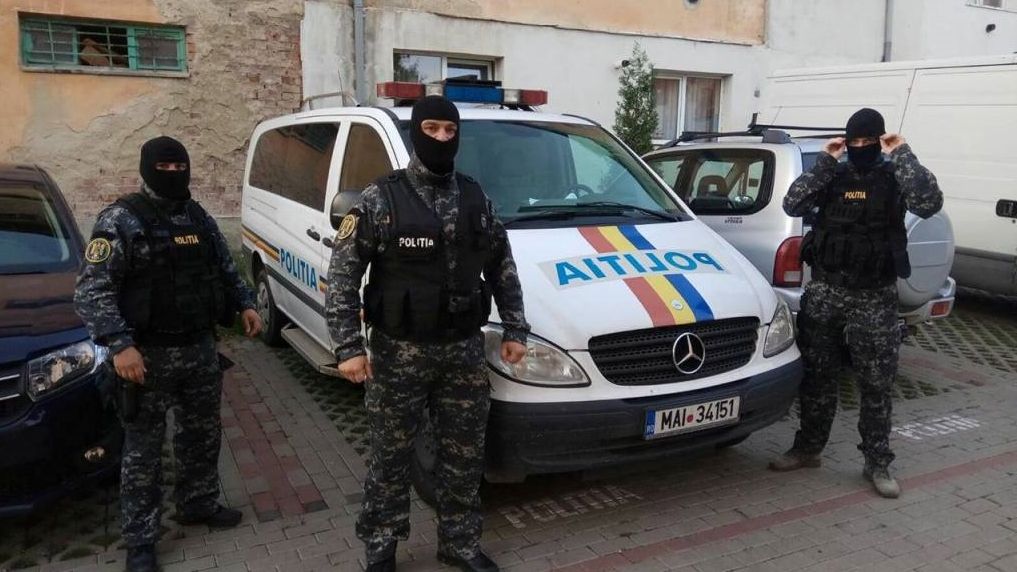 Razie într-un cartier de romi din Satu Mare. Zeci de persoane, conduse la secție