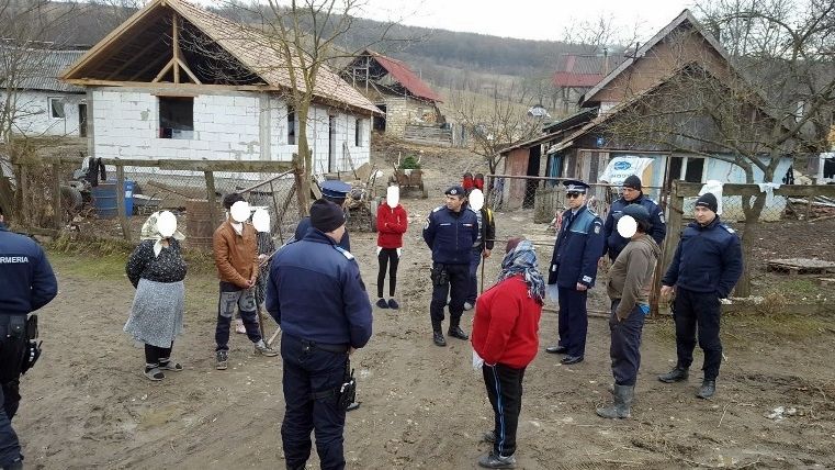 Zeci de persoane, legitimate și amendate, în urma unei razii a polițiștilor în Socond și Beltiug