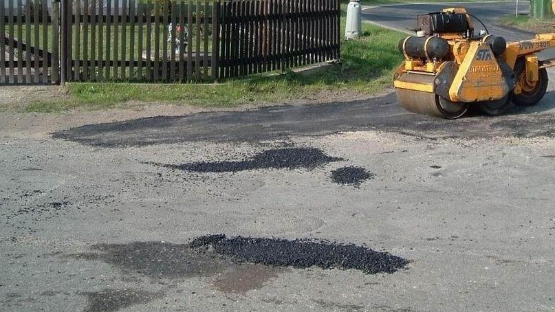 Drumurile județene stricate după lunile de iarnă, reparate cu asfalt la rece