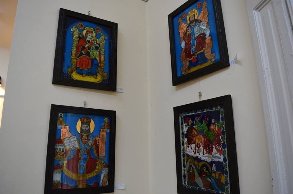 Icoane pe sticlă specifice zonei Văii Sebeșului, adunate într-o expoziție la Satu Mare