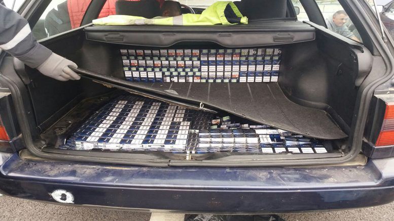 Prins cu mii de fire de țigarete de contrabandă ascunse în caroseria mașinii