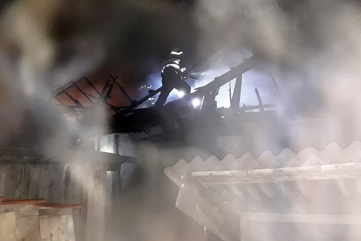 Incendiu la acoperișurile a două case din Carei