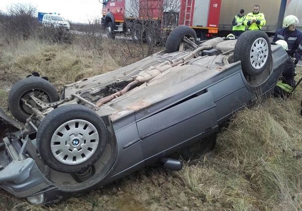 Un tânăr, de 18 ani, beat și fără permis, s-a răsturnat cu mașina în șanț