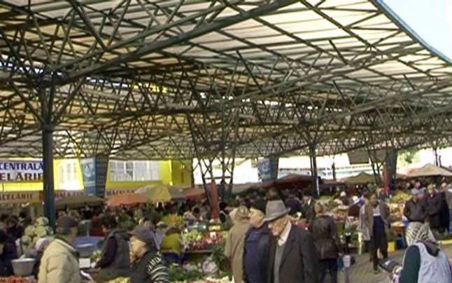 O falsă polițistă ar verifica comercianții din piața agroalimentară din Carei