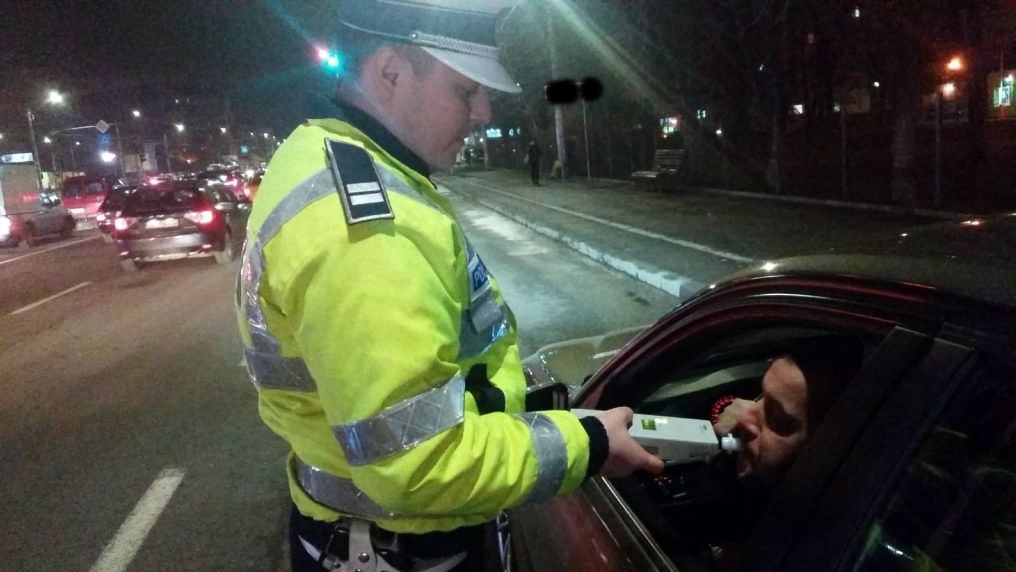 Tânăr beat şi fără permis aflat la volan, oprit de poliţişti