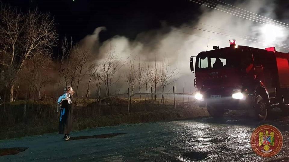 Pompierii se alătură campaniei de susținere a familiei cu șapte copii din Tătărăști rămasă fără casă