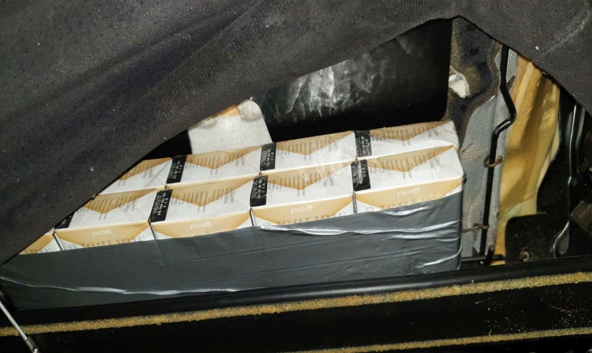 Țigări de contrabandă în valoare de peste 130.000 lei, ascunse în podeaua mașinii