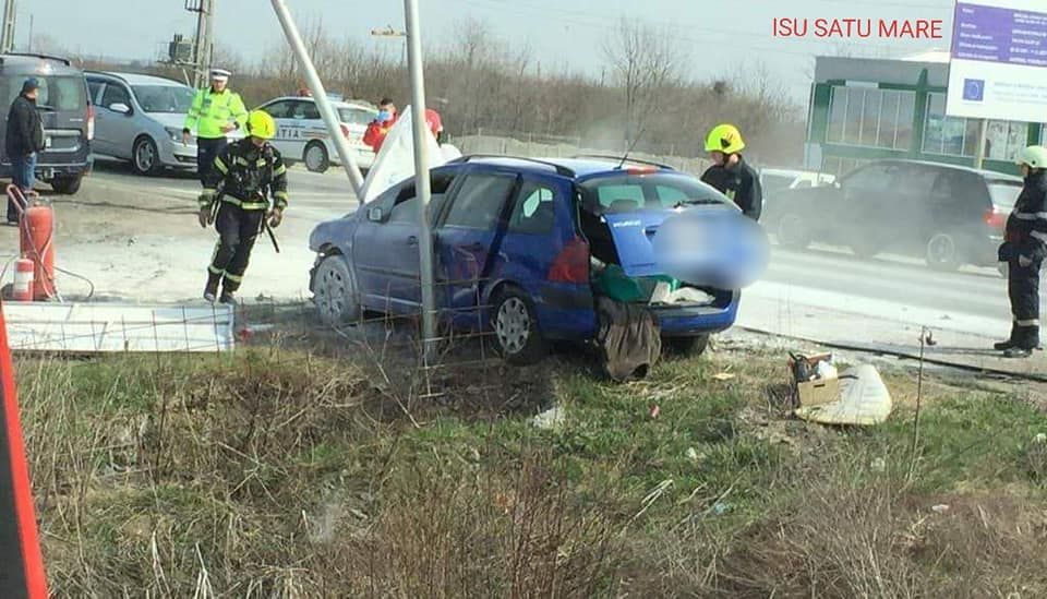 Accident la ieșirea din Satu Mare. O mașină a luat foc