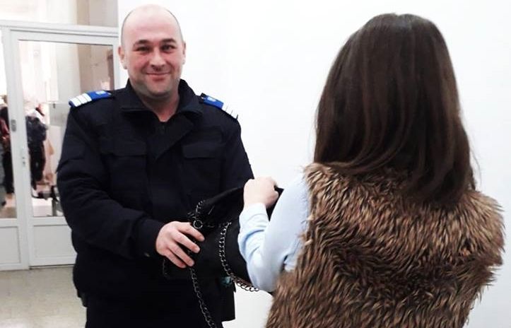 Un jandarm a înapoiat unei femei poșeta pe care o uitase la Trezorerie