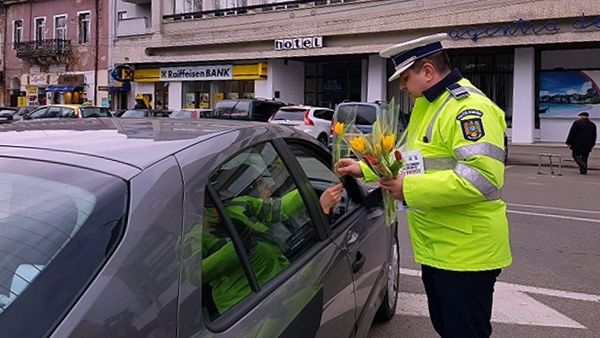Flori pentru doamne, de la polițiștii sătmăreni