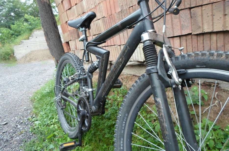 A furat o bicicletă ”parcată” în fața unui magazin