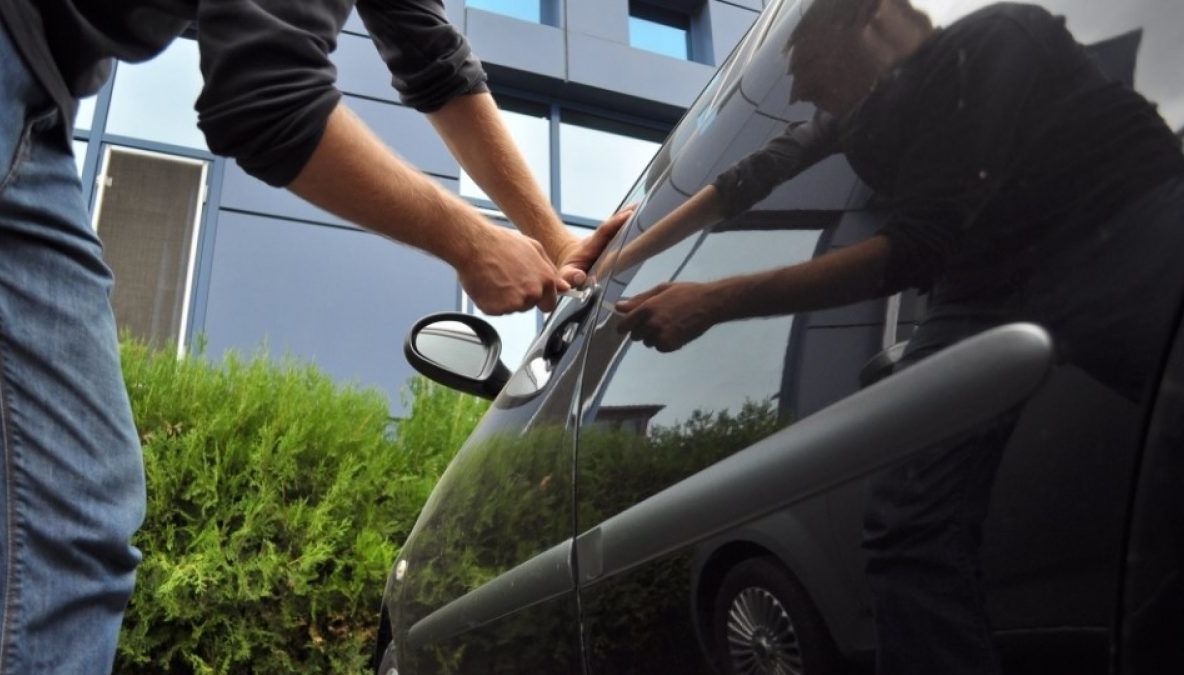 A furat bunuri în valoare de 2.000 de lei dintr-o mașină lăsată nesupravegheată