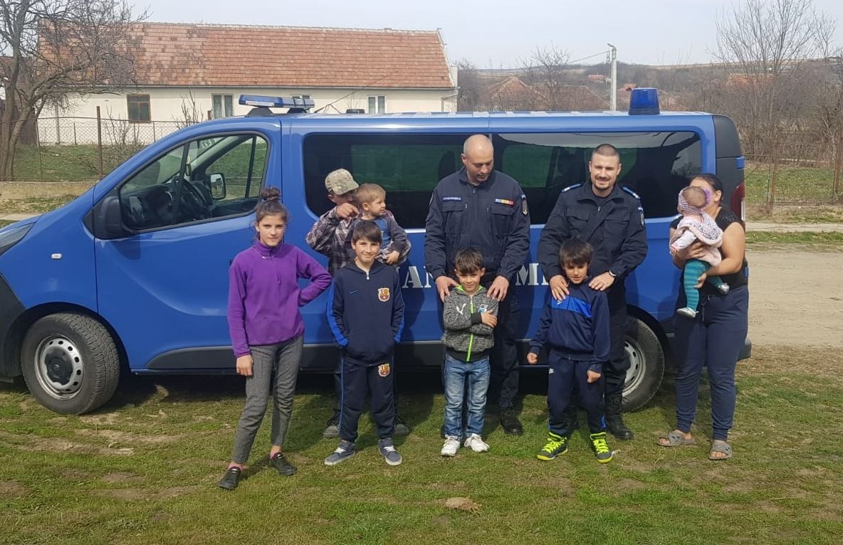 Jandarmii sătmăreni au făcut fericită o familie cu șapte copii, din Gerăușa