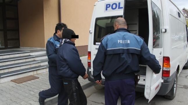 Maşină parcată în curtea casei, spartă de un hoţ