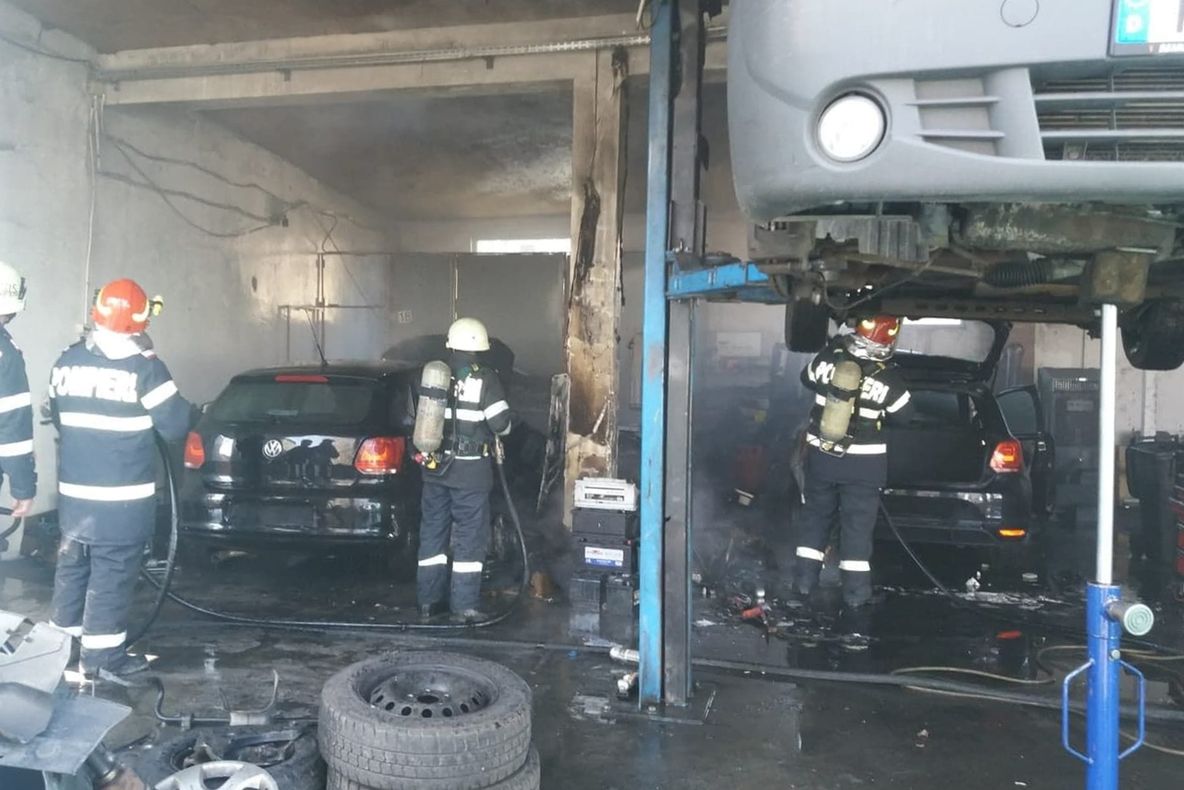 Incendiu la un atelier auto din municipiul Satu Mare. Două mașini, avariate