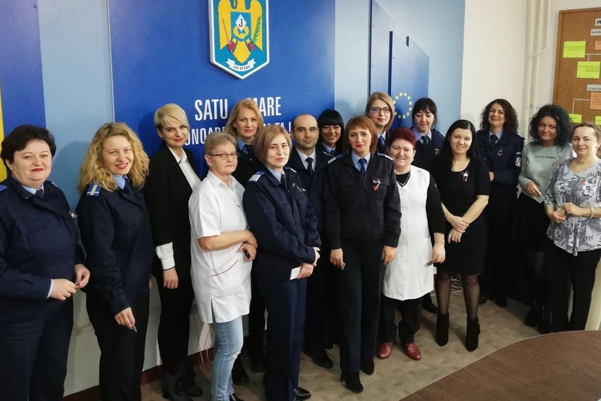 Mărţișorul jandarmilor sătmăreni a venit cu sprijinul copiilor din cadrul Centrului Sfânta Tatiana
