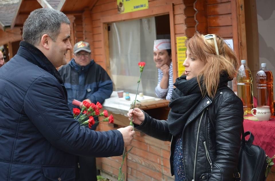 Ministrul Apărării Naționale a oferit flori sătmărencelor, cu ocazia zilei de 8 Martie