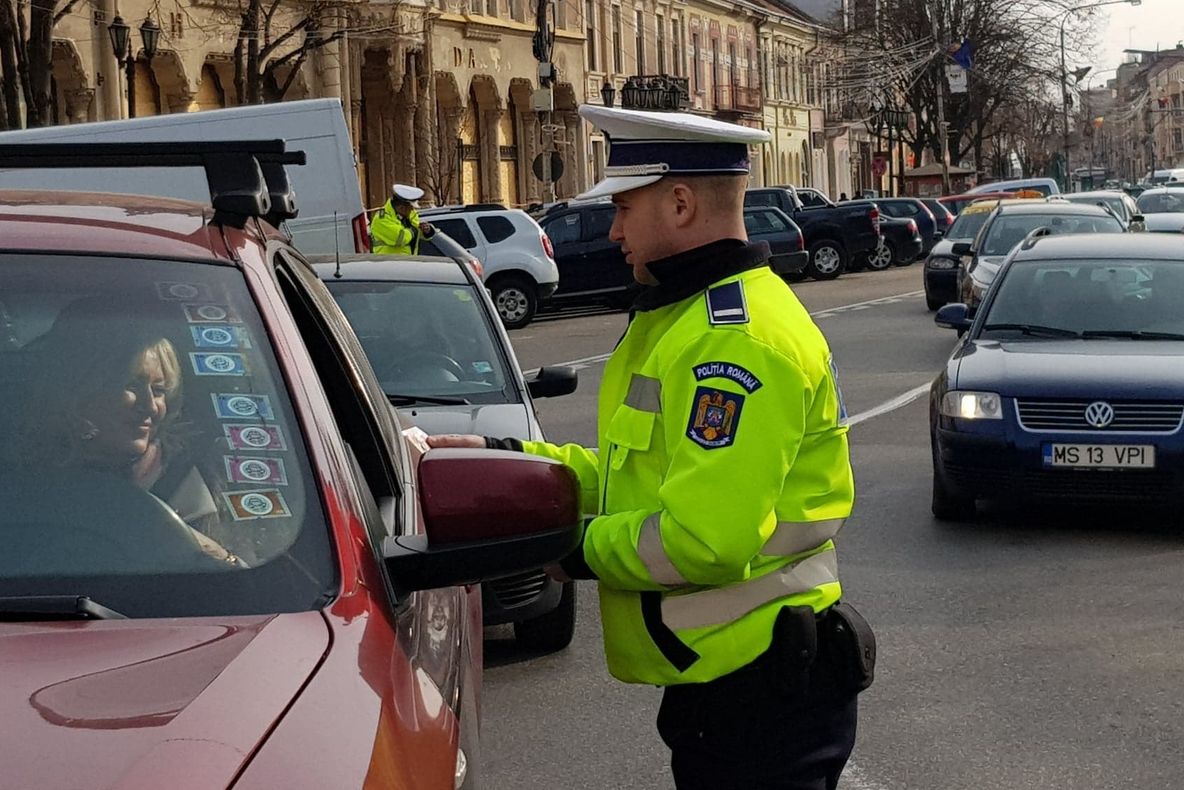 Șoferițele au fost „amendate” de polițiștii rutieri cu câte un mărțișor