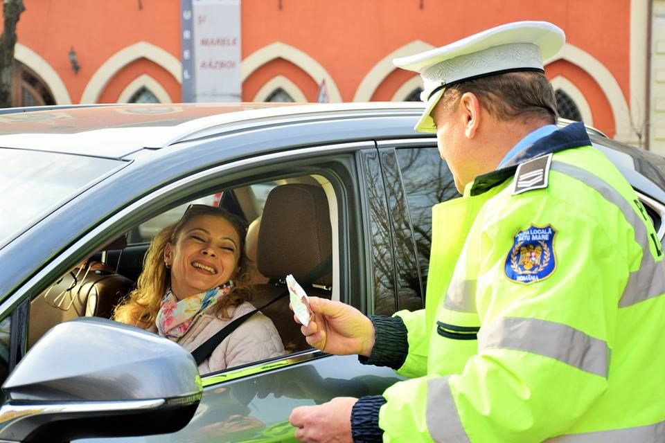 Polițiștii locali din Satu Mare au oferit mărțișoare doamnelor și domnișoarelor
