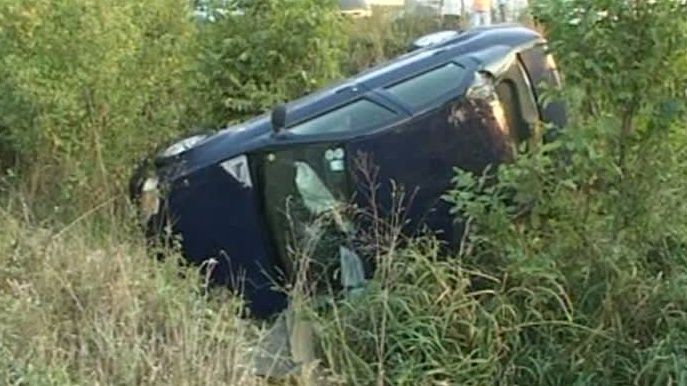 A scăpat cu viață, după ce s-a rostogolit cu mașina pe șosea și s-a oprit într-un șanț
