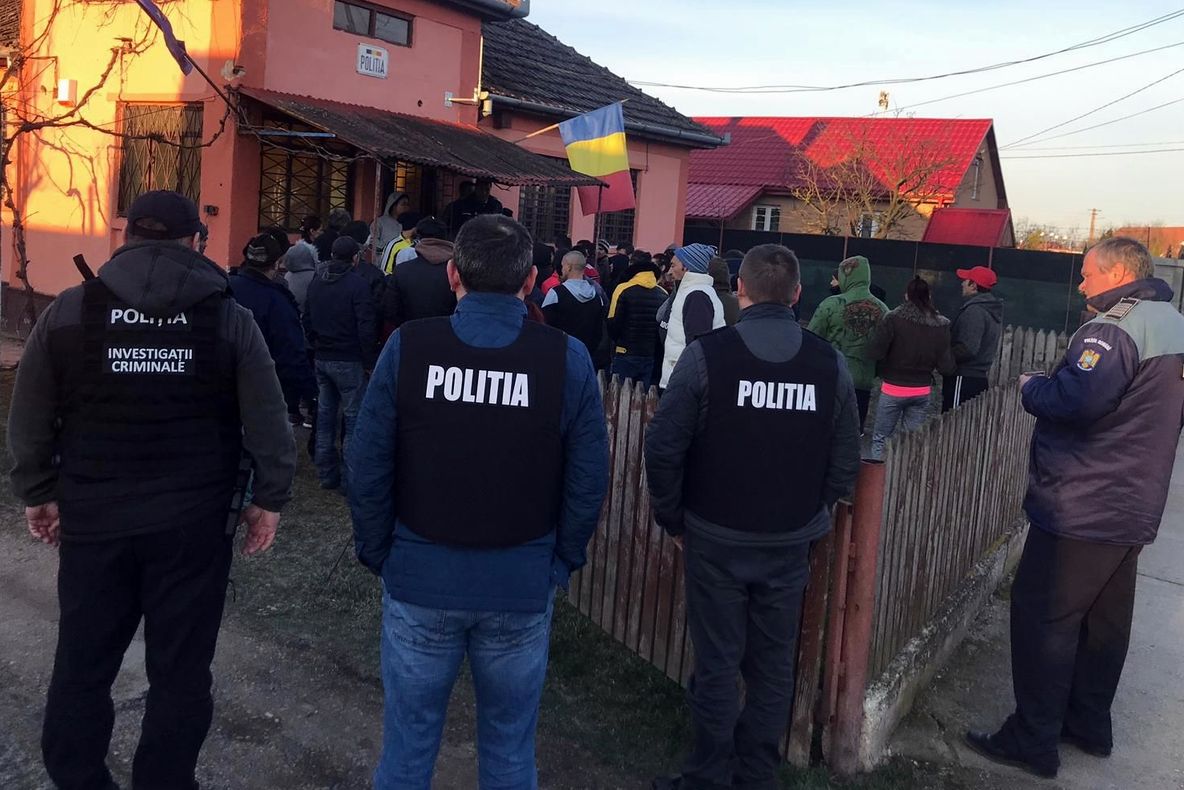 Razii de amploare în Vetiș. Peste 70 de persoane, legitimate de polițiști