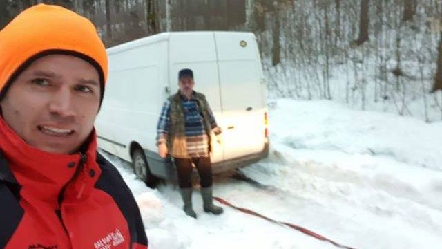 Două mașini au rămas înzăpezite. Au intervenit salvamontiștii