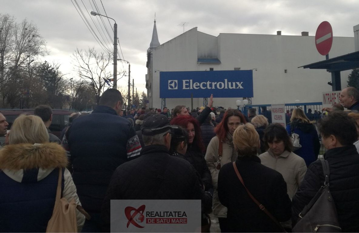 A 12-a zi de grevă la Electrolux. Joi va avea loc marșul “vestelor albastre”