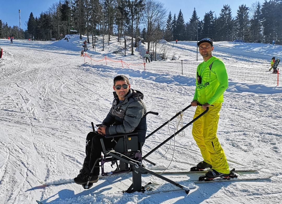 Persoanele cu dizabilități pot schia. Pârtia Icoana - Cavnic, dotată de Caiac SMile cu un scaun special