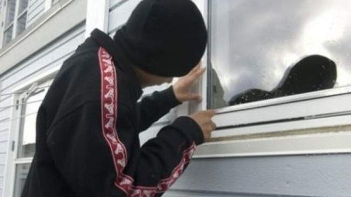 Un minor a furat bani din casa unui bătrân din Doba