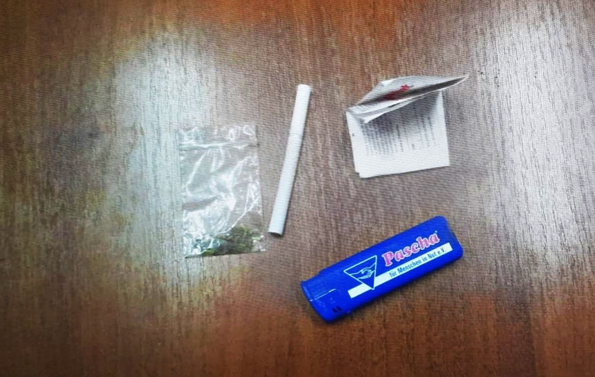 Tineri prinşi de polițiștii locali cu substanţe etnobotanice