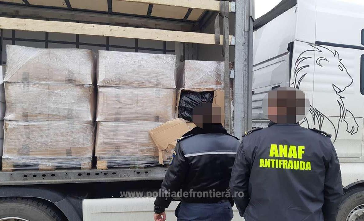 O tonă de tutun, ascunsă printre cutii cu detergenți lichizi, confiscată la Frontiera Petea