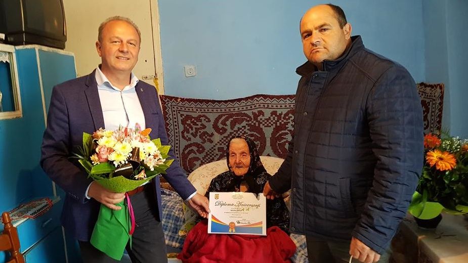 O femeie din județul Satu Mare, premiată pentru împlinirea vârstei de 100 de ani