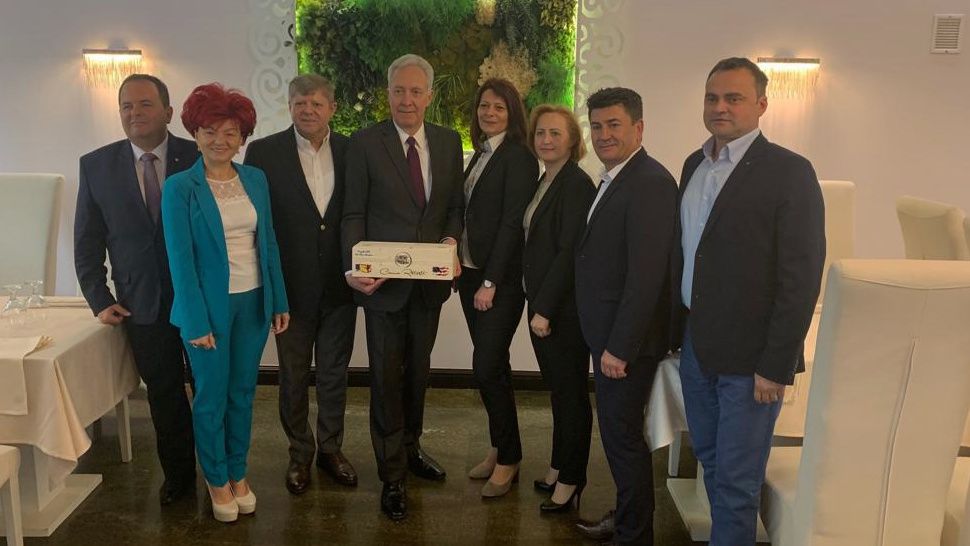 Ambasadorul SUA, Hans Klemm, la Satu Mare. Acesta s-a întâlnit cu reprezentanți ai mediului de afaceri din județ