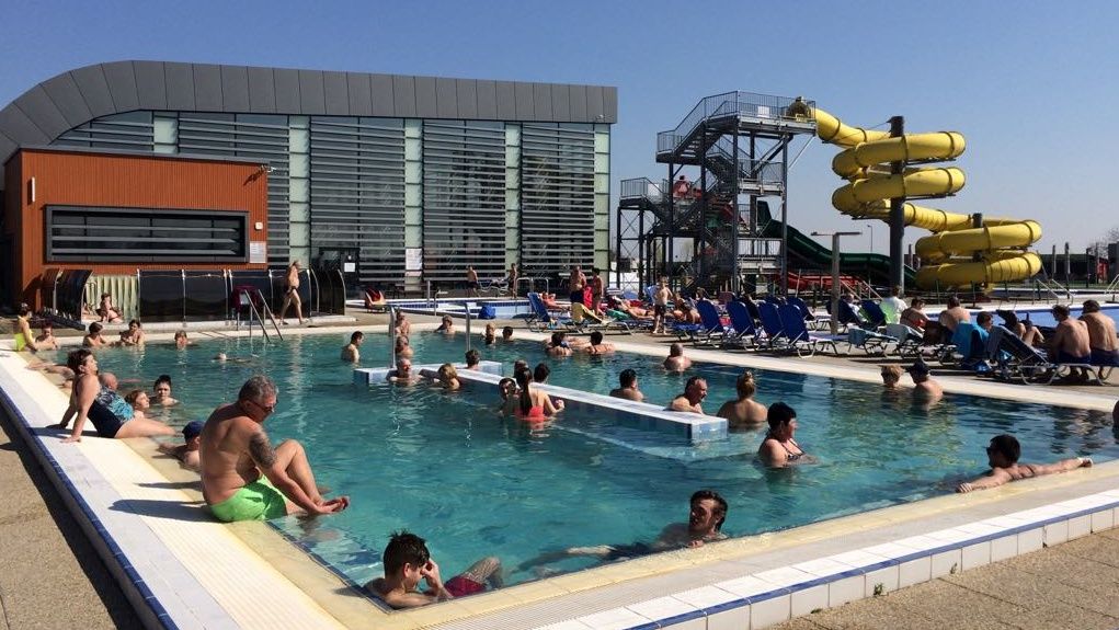 Ștrandul Aquastar din municipiul Satu Mare dă tonul distracției pe tobogane!