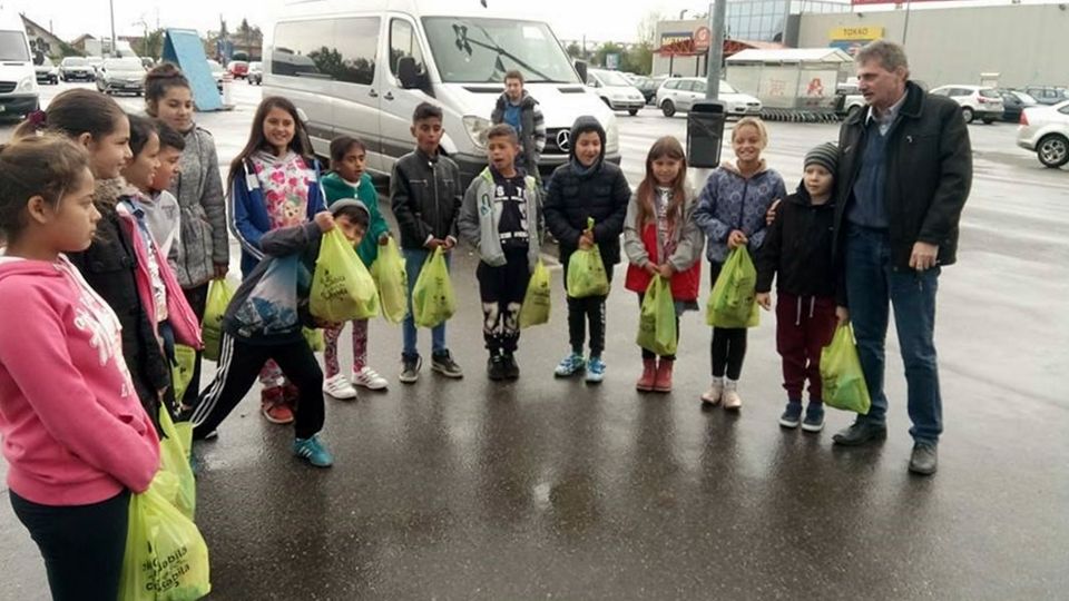 Greviștii de la Electrolux au împărțit pachete copiilor sărmani