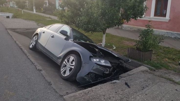 Pasager rănit, după ce șoferul, beat și fără permis, a intrat într-un cap de pod