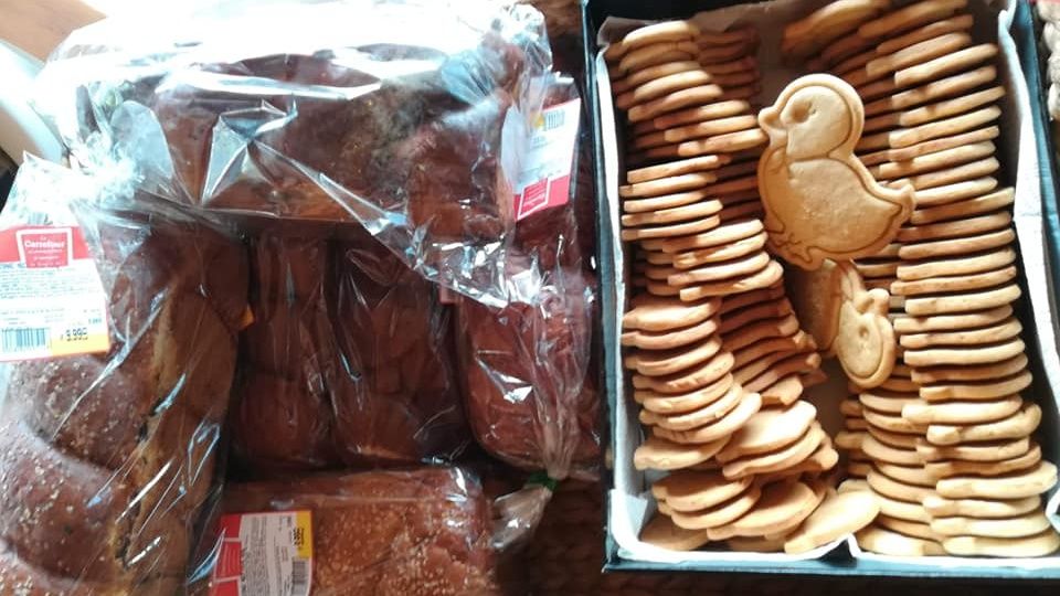 Coșuri cu alimente pentru oamenii străzii, pregătite de voluntari sătmăreni