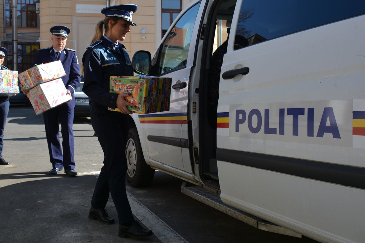 Polițiștii sătmăreni  au oferit haine copiilor nevoiași