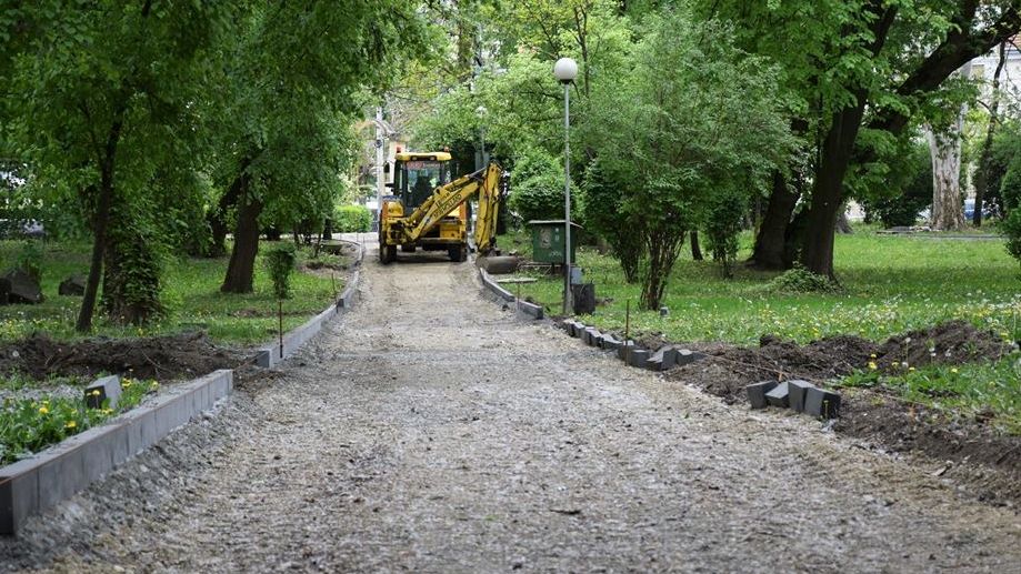 Au început lucrările de reabilitare a aleilor pietonale din Grădina Romei