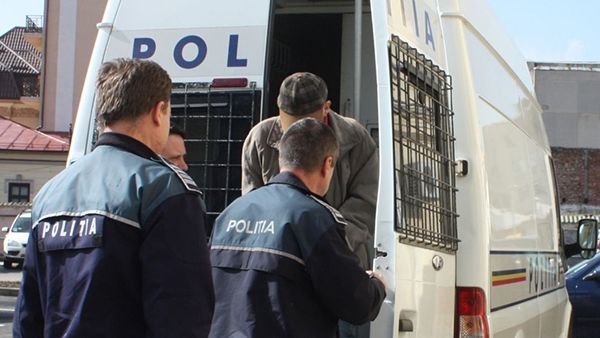 Cercetați pentru furt calificat, după ce au spart două locuințe