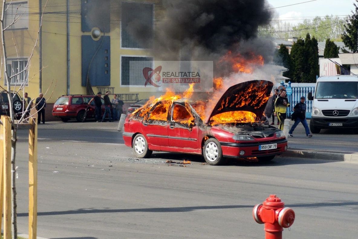 O mașină s-a aprins în mijlocul unei intersecții din municipiu