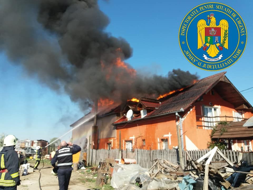 Acoperișul unei case din Satu Mare, distrus într-un incendiu