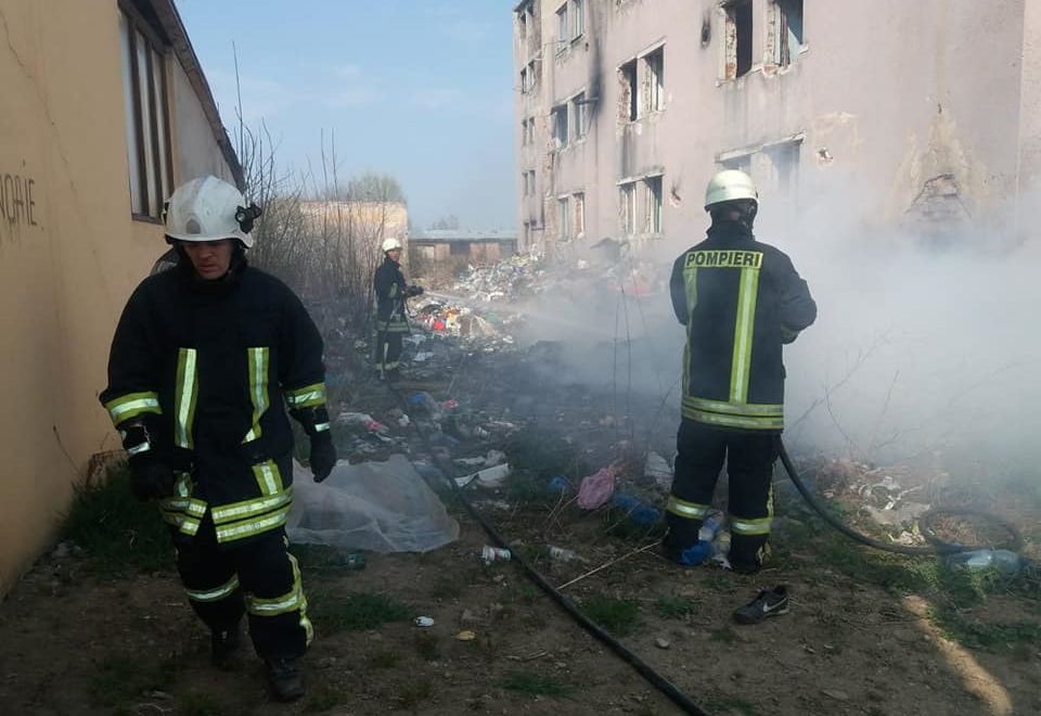 Un bloc din Satu Mare, la un pas să fie cuprins de flăcări