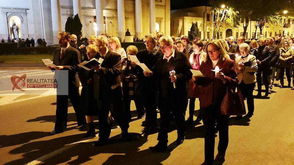 Mii de credincioși catolici din Satu Mare participă, în această noapte, la Slujba de Înviere