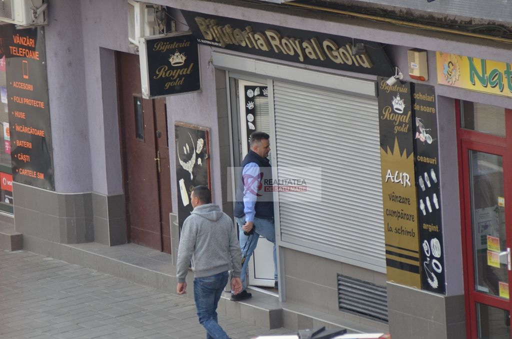 Descindere în forță. Percheziții cu mascați la o bijuterie din centrul Sătmarului