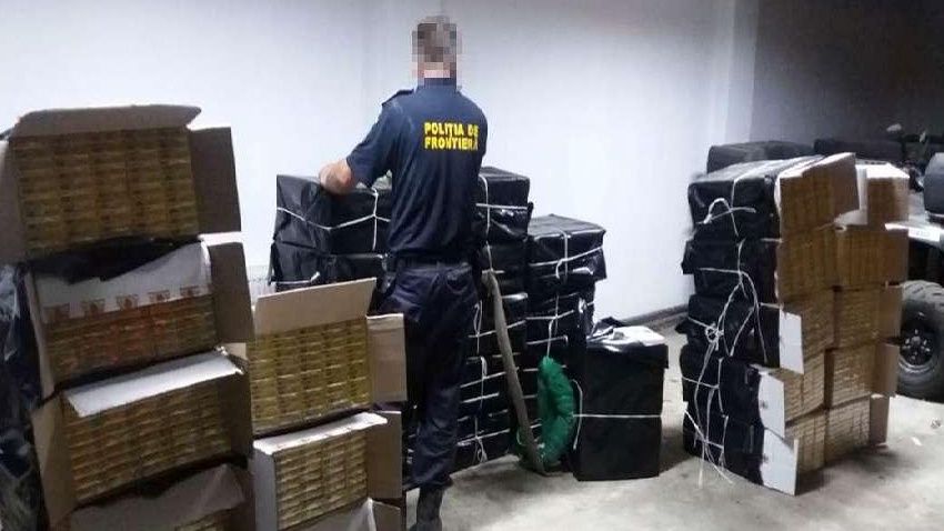 Peste 17.000 de pachete cu țigări, descoperite într-un autoturism urmărit în trafic