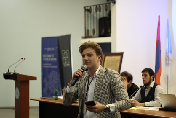 Un elev eminescian, la Sesiunea Internațională a Parlamentului European al Tinerilor desfășurată la Erevan, Armenia