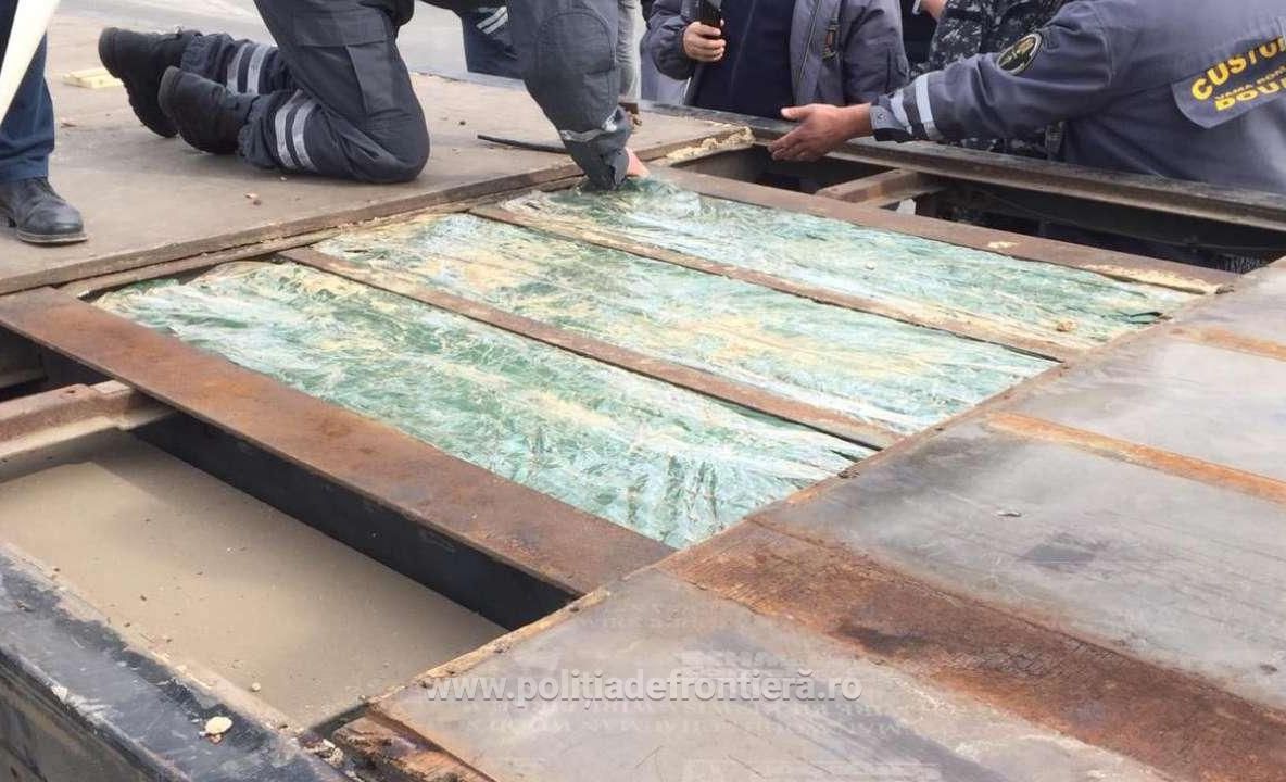 Țigări de contrabandă ascunse în podeaua dublă a unui automarfar încărcat cu cherestea