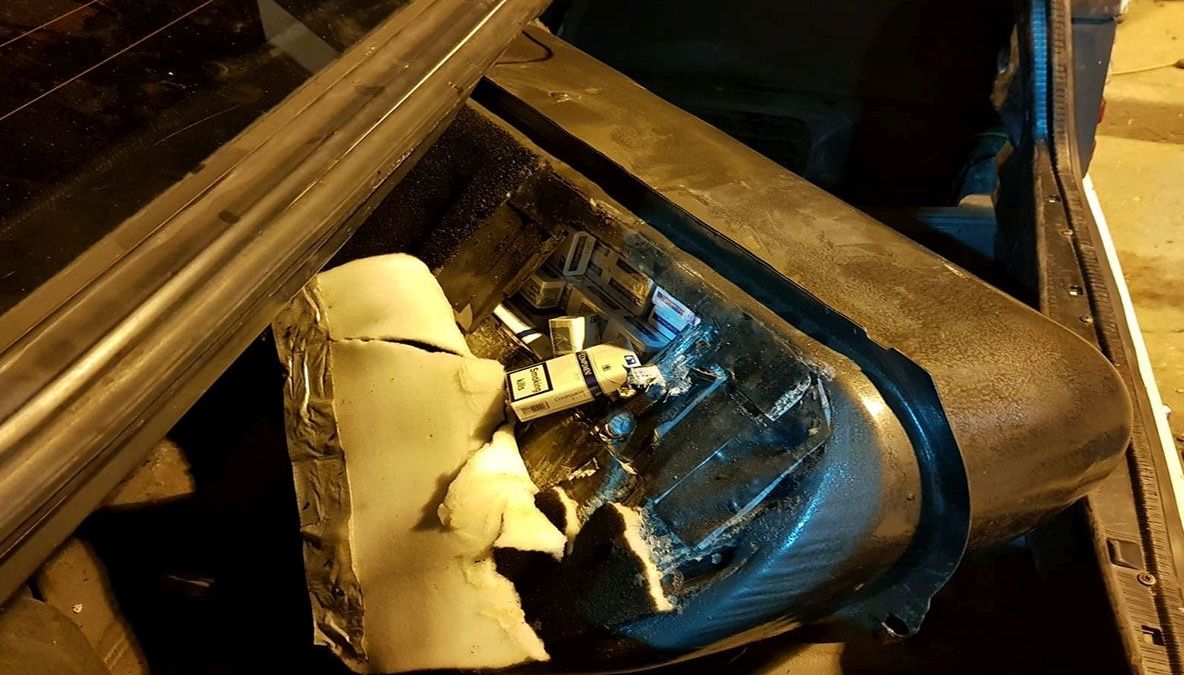 Sute de pachete cu țigări ascunse în rezervorul unui autoturism de un tânăr, de 19 ani